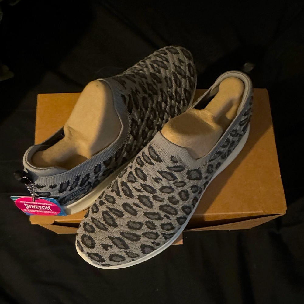 Sketchers NWT Ultra-Flex slip on shoes grey snow leopard print